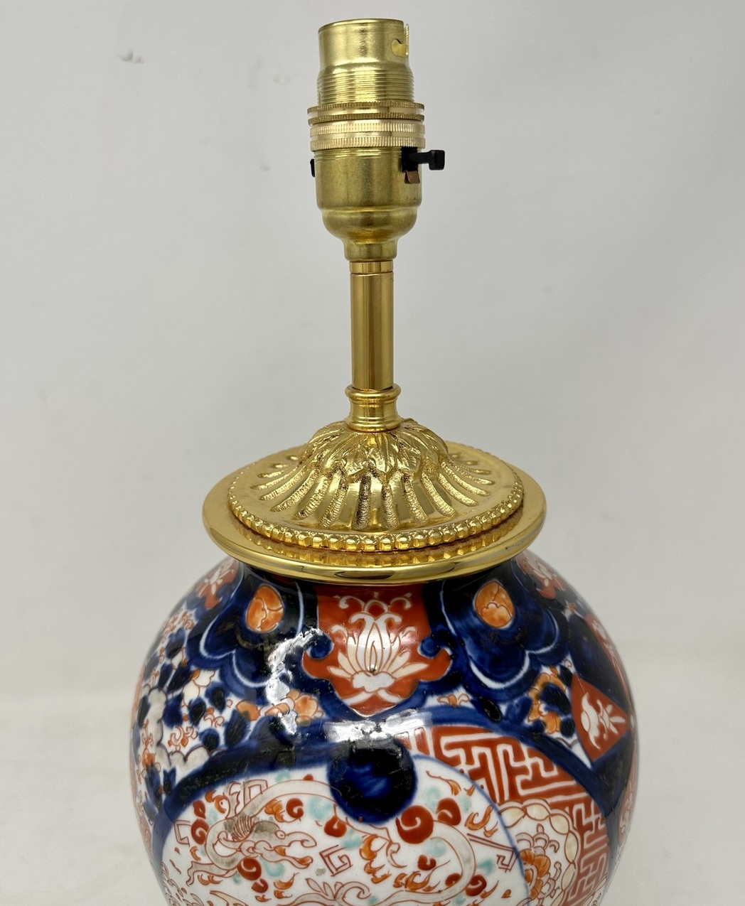 511 Sold Antique Pair Japanese Chinese Imari Porcelain Ormolu Table Lamps Blue Red Gilt - Image 4