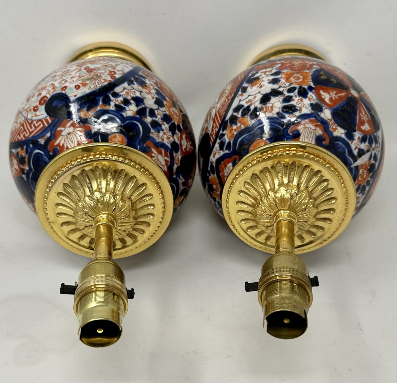 511 Sold Antique Pair Japanese Chinese Imari Porcelain Ormolu Table Lamps Blue Red Gilt - Image 3
