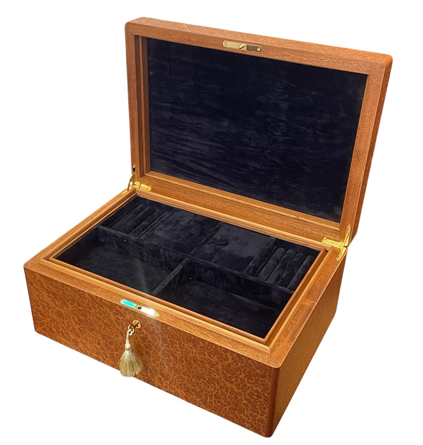304 Sold Rare Vavona Hand Made in Ireland Jewellery Casket – Manning of Ireland – Irish - Image 2
