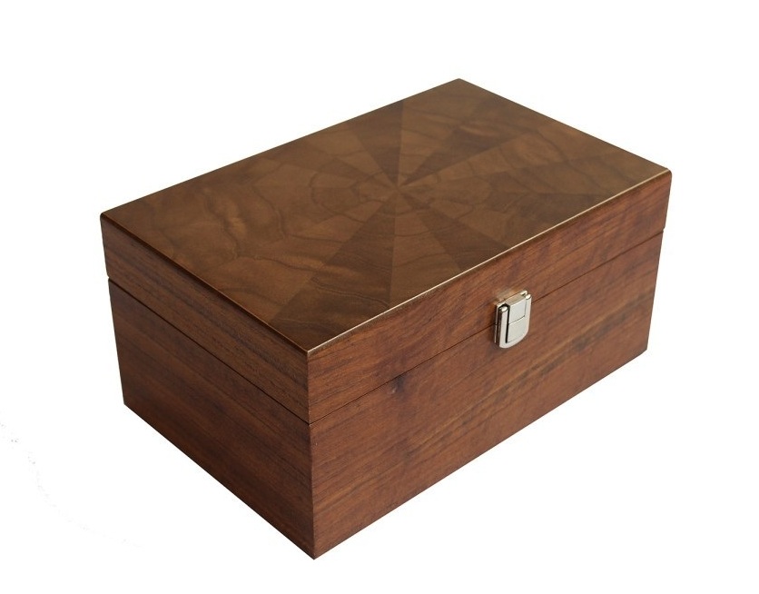 823 Walnut Chess Pieces Storage Box – Italian